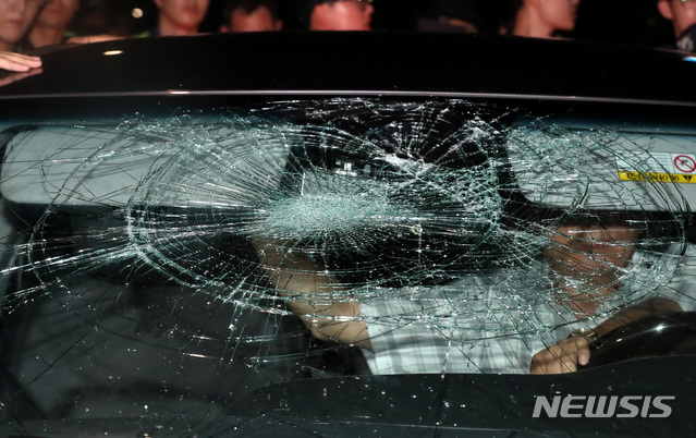 【서울=뉴시스】이영환 기자 = 김기춘 전 청와대 비서실장이 석방돼 6일 새벽 서울 송파구 동부구치소를 나선 뒤 석방을 반대하는 시민들에 의해 차량이 파손되어 있다. 2018.08.06.&nbsp; 20hwan@newsis.com