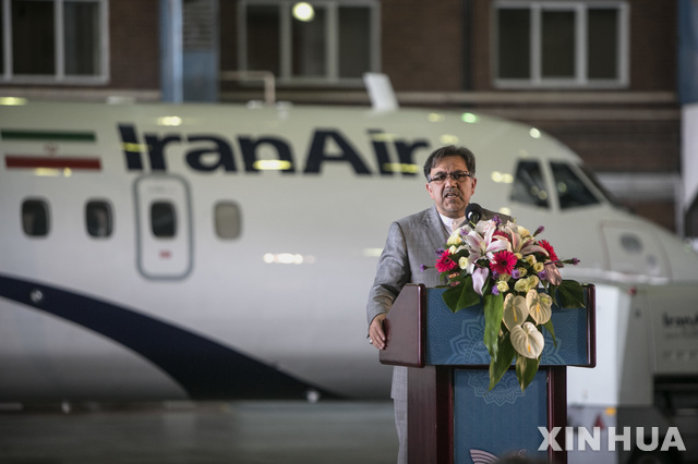 【테헤란(이란) = AP/뉴시스】 이란의 교통 및 도시개발부 장관 아바스 아크훈디가 8월 5일 미국의 이란 제재 직전에 매입한 ATR72-600 여객기의 출범을 기념하는 연설을 테헤란의 메흐라바드 공항에서 하고 있다. 이란은 미국의 제재가 가동되면 살 수 없는 대형 항공기 5대를 프랑스와 이탈리아 합작회사인 ATR사로부터 제재 시작 전날에 사들이는 데 성공했다.