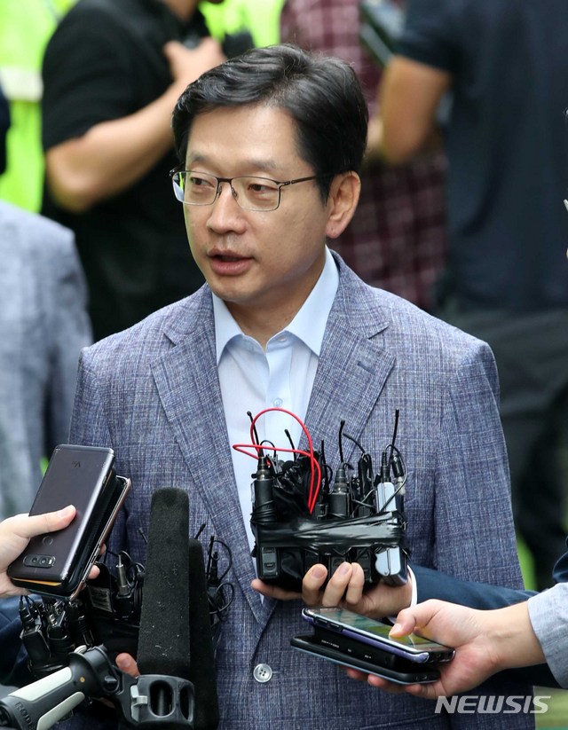 【서울=뉴시스】고범준 기자 = 김경수 경남도지사가 드루킹 댓글 조작 의혹 사건과 관련해 피의자 신분으로 조사를 받기 위해 6일 오전 서울 서초구에 마련된 허익범 특별검사팀으로 출석, 취재진 질문에 답변하고 있다. 2018.08.06.&nbsp; bjko@newsis.com