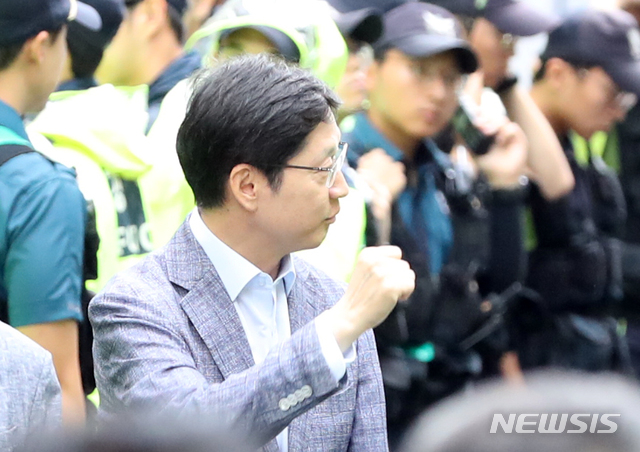 【서울=뉴시스】전진환 기자 = 드루킹 댓글 조작 사건을 수사 중인 허익범 특별검사팀의 서울 서초동 사무실로 6일 오전 김경수 경남도지사사가 조사를 받기 위해 출석 하며 지지자들에게 주먹을 들어보이고 있다.&nbsp;&nbsp; 김 지사는 드루킹 일당의 댓글 조작 범행을 사실상 승인하는 등 관여한 혐의를 받고 있다. 2018.08.06.&nbsp; amin2@newsis.com