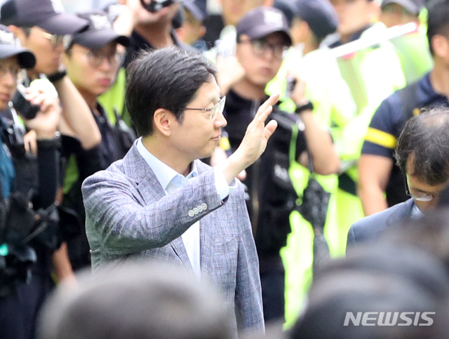 【서울=뉴시스】전진환 기자 = 드루킹 댓글 조작 사건을 수사 중인 허익범 특별검사팀의 서울 서초동 사무실로 6일 오전 김경수 경남도지사가 조사를 받기 위해 출석 해 지지자들에게 손을 들어 인사하고 있다.&nbsp;&nbsp; 김 지사는 드루킹 일당의 댓글 조작 범행을 사실상 승인하는 등 관여한 혐의를 받고 있다. 2018.08.06.&nbsp; amin2@newsis.com 