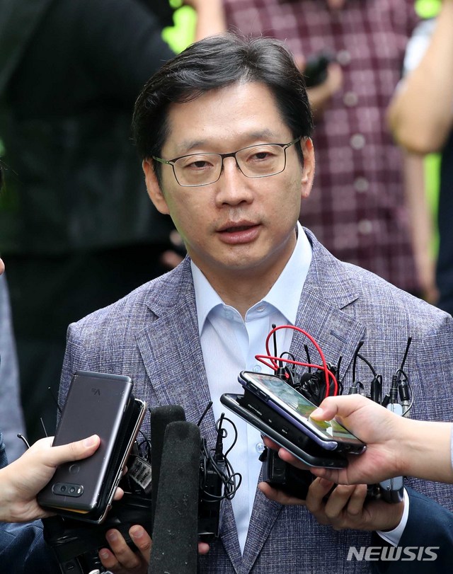 【서울=뉴시스】고범준 기자 = 김경수 경남도지사가 드루킹 댓글 조작 의혹 사건과 관련해 피의자 신분으로 조사를 받기 위해 6일 오전 서울 서초구에 마련된 허익범 특별검사팀으로 출석, 취재진 질문에 답변하고 있다. 2018.08.06.&nbsp; bjko@newsis.com