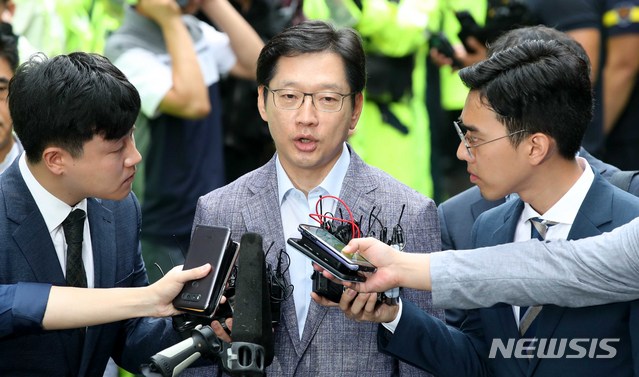 【서울=뉴시스】고범준 기자 = 김경수 경남도지사가 드루킹 댓글 조작 의혹 사건과 관련해 피의자 신분으로 조사를 받기 위해 6일 오전 서울 서초구에 마련된 허익범 특별검사팀으로 출석, 취재진 질문에 답변하고 있다. 2018.08.06. bjko@newsis.com