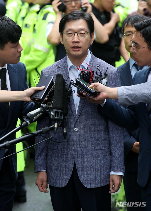 【서울=뉴시스】고범준 기자 = 김경수 경남도지사가 드루킹 댓글 조작 의혹 사건과 관련해 피의자 신분으로 조사를 받기 위해 6일 오전 서울 서초구에 마련된 허익범 특별검사팀으로 출석, 취재진 질문에 답변하고 있다. 2018.08.06. bjko@newsis.com