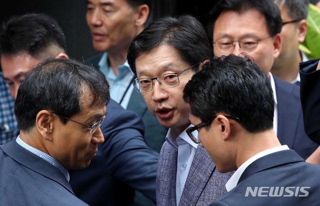 【서울=뉴시스】고범준 기자 = 김경수 경남도지사가 드루킹 댓글 조작 의혹 사건과 관련해 피의자 신분으로 조사를 받기 위해 6일 오전 서울 서초구에 마련된 허익범 특별검사팀으로 출석하고 있다. 2018.08.06.&nbsp; bjko@newsis.com