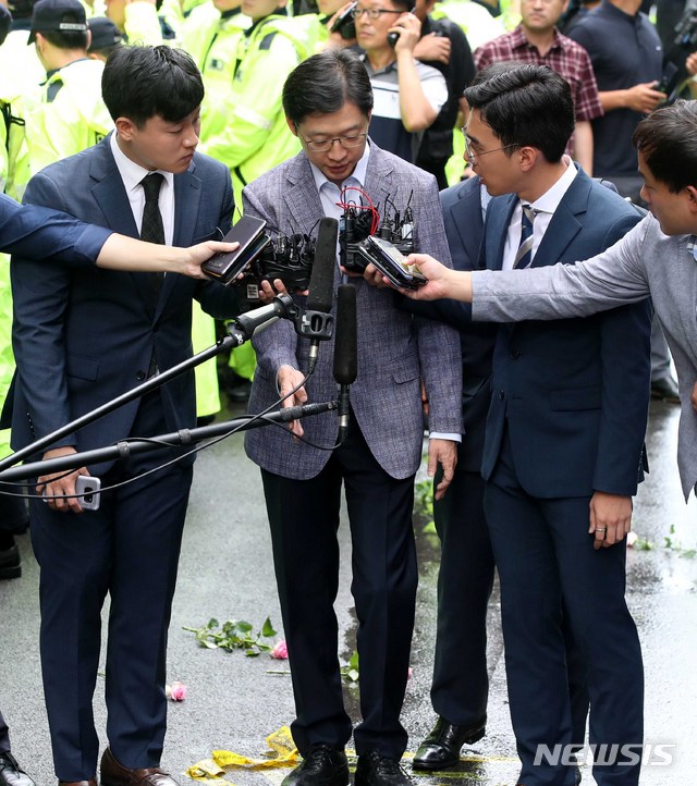 【서울=뉴시스】고범준 기자 = 김경수 경남도지사가 드루킹 댓글 조작 의혹 사건과 관련해 피의자 신분으로 조사를 받기 위해 6일 오전 서울 서초구에 마련된 허익범 특별검사팀으로 출석하고 있다. 2018.08.06. bjko@newsis.com