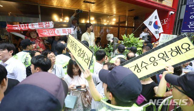 【서울=뉴시스】전진환 기자 = 드루킹 댓글 조작 사건을 수사 중인 허익범 특별검사팀의 서울 서초동 사무실로 6일 오전 김경수 경남도지사가 조사를 받기 위해 출석했다. 김 지사의 지지자들이 응원 피켓을, 구속 수사를 외치는 보수단체 회원들이 국민특검 지지 피켓을 들고 있다. 2018.08.06. amin2@newsis.com