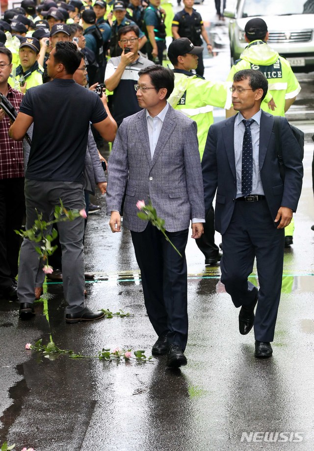 【서울=뉴시스】고범준 기자 = 김경수 경남도지사가 드루킹 댓글 조작 의혹 사건과 관련해 피의자 신분으로 조사를 받기 위해 6일 오전 서울 서초구에 마련된 허익범 특별검사팀으로 지지자들을 바라보며 출석하고 있다. 2018.08.06. bjko@newsis.com