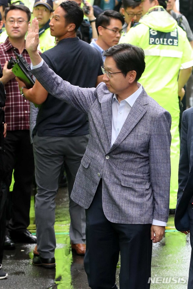 【서울=뉴시스】고범준 기자 = 김경수 경남도지사가 드루킹 댓글 조작 의혹 사건과 관련해 피의자 신분으로 조사를 받기 위해 6일 오전 서울 서초구에 마련된 허익범 특별검사팀으로 출석, 지지자들에게 손을 흔들고 있다. 2018.08.06. bjko@newsis.com