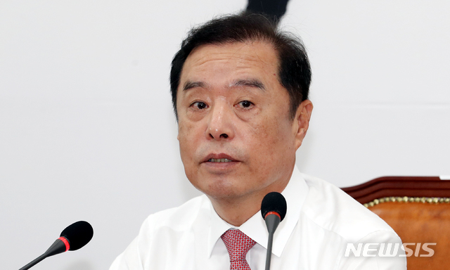 【서울=뉴시스】이종철 기자 = 6일 오전 서울 여의도 국회에서 열린 자유한국당 비상대책위원회의를 마친 김병준 비상대책위원장이 드루킹 특검 김경수 지사 소환에 대한 기자들의 질문을 받고 있다. 2018.08.06. jc4321@newsis.com