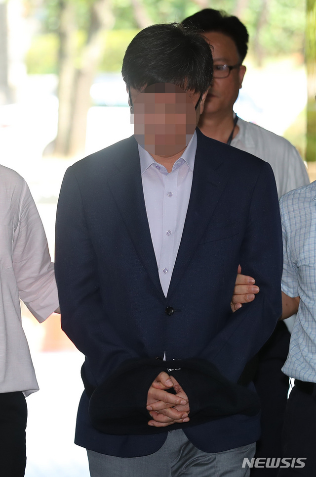 【서울=뉴시스】이영환 기자 = 삼성 노조 와해 공작에 관여한 혐의를 받고 있는 목장균(54) 삼성전자 전 노무담당 전무(현 삼성전자 스마트시티 지원센터장)가 영장실질심사(구속 전 피의자심문)를 받기 위해 6일 오전 서울 서초구 서울중앙지방법원으로 들어서고 있다. 2018.08.06.  20hwan@newsis.com