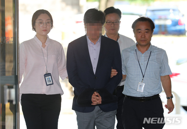 【서울=뉴시스】이영환 기자 = 삼성 노조 와해 공작에 관여한 혐의를 받고 있는 목장균(54) 삼성전자 전 노무담당 전무(현 삼성전자 스마트시티 지원센터장)가 영장실질심사(구속 전 피의자심문)를 받기 위해 6일 오전 서울 서초구 서울중앙지방법원으로 들어서고 있다. 2018.08.06.  20hwan@newsis.com