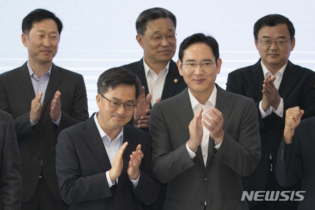 【평택=뉴시스】 최동준 기자 = 김동연 경제부총리 겸 기재부장관이 6일 오전 경기도 평택시 삼성전자 평택캠퍼스에서 이재용 삼성전자 부회장과 기념촬영을 마친 뒤 박수치고 있다. 2018.08.06.&nbsp; photo@newsis.com