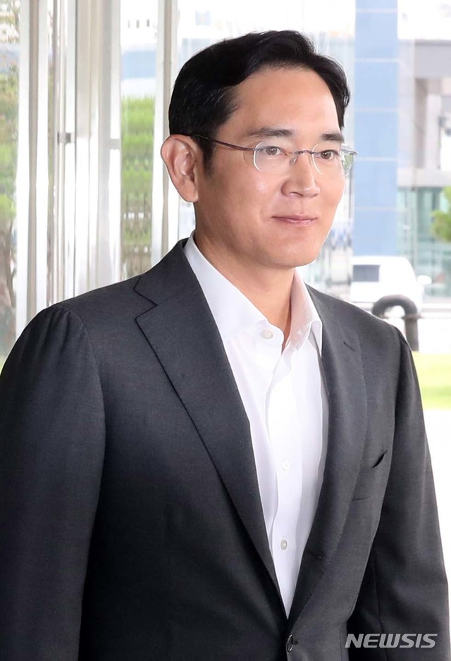 【평택=뉴시스】 최동준 기자 = 이재용 삼성전자 부회장이 6일 경기도 평택시 삼성전자 평택캠퍼스를 방문하는 김동연 경제부총리 겸 기획재정부 장관을 영접하기 위해 로비로 향하고 있다. 2018.08.06. photo@newsis.com