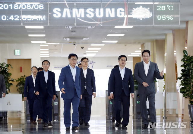 【평택=뉴시스】최동준 기자 = 김동연(오른쪽 두번째) 경제부총리 겸 기획재정부 장관이 6일 경기 삼성전자 평택 반도체 공장을 방문해 라인 투어 후 간담회를 위해 이재용 삼성전자 부회장과 이동하고 있다. 2018.08.06.&nbsp; photocdj@newsis.com