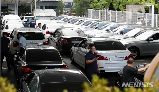 【서울=뉴시스】홍효식 기자 = 정부가 BMW 화재 원인 규명을 위해 민관합동 정밀 분석에 착수한 가운데 6일 오전 서울 영등포 BMW 서비스센터에서 점검을 받으려는 차량들로 붐비고 있다. 2018.08.06. yesphoto@newsis.com