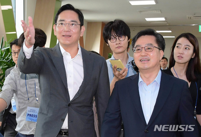 【평택=뉴시스】최동준 기자 = 6일 경기 삼성전자 평택 캠퍼스를 방문한 김동연 경제부총리 겸 기획재정부 장관이 이재용 삼성전자 부회장의 안내를 받으며 간담회장으로 이동하고 있다. 2018.08.06.&nbsp; photo@newsis.com