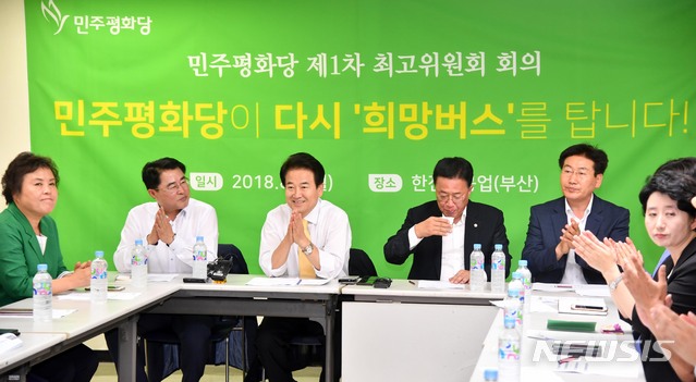 【부산=뉴시스】 하경민 기자 = 민주평화당 정동영 대표가 6일 오전 부산 영도구 한진중공업 영도조선소에서 첫 현장 최고위원회의를 주재하고 있다. 2018.08.06.&nbsp; yulnetphoto@newsis.com