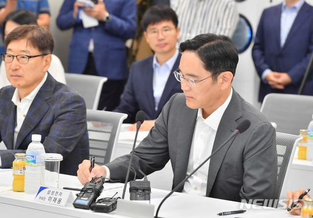 【평택=뉴시스】최동준 기자 = 이재용 삼성전자 부회장이 6일 경기 평택시 삼성전자 평택캠퍼스에서 열린 김동연 경제부총리 겸 기획재정부 장관과의 간담회에서 김 부총리의 모두발언을 메모하고 있다. 2018.08.06.&nbsp; photo@newsis.com