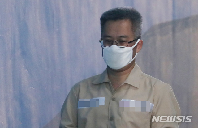 【서울=뉴시스】이영환 기자 = '아내 폭행 혐의'를 받고 있는 댓글조작사건의 드루킹 김동원이 6일 오후 서울 서초구 서울중앙지방법원에서 열린 1차 공판에 출석하고 있다. 2018.08.06.&nbsp; 20hwan@newsis.com