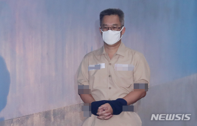 【서울=뉴시스】이영환 기자 = '아내 폭행 혐의'를 받고 있는 댓글조작사건의 드루킹 김동원이 6일 오후 서울 서초구 서울중앙지방법원에서 열린 1차 공판에 출석하고 있다. 2018.08.06.&nbsp; 20hwan@newsis.com