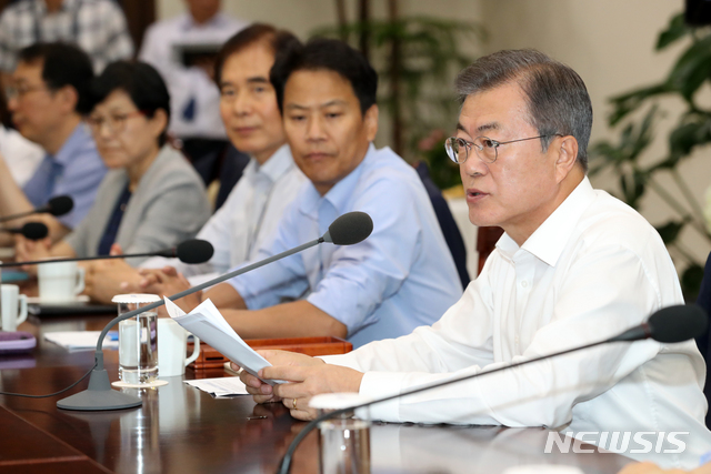 【서울=뉴시스】박진희 기자 = 문재인 대통령이 6일 청와대 여민관에서 열린 수석·보좌관 회의에 참석하여 발언을 하고 있다. 2018.08.06.pak7130@newsis.com