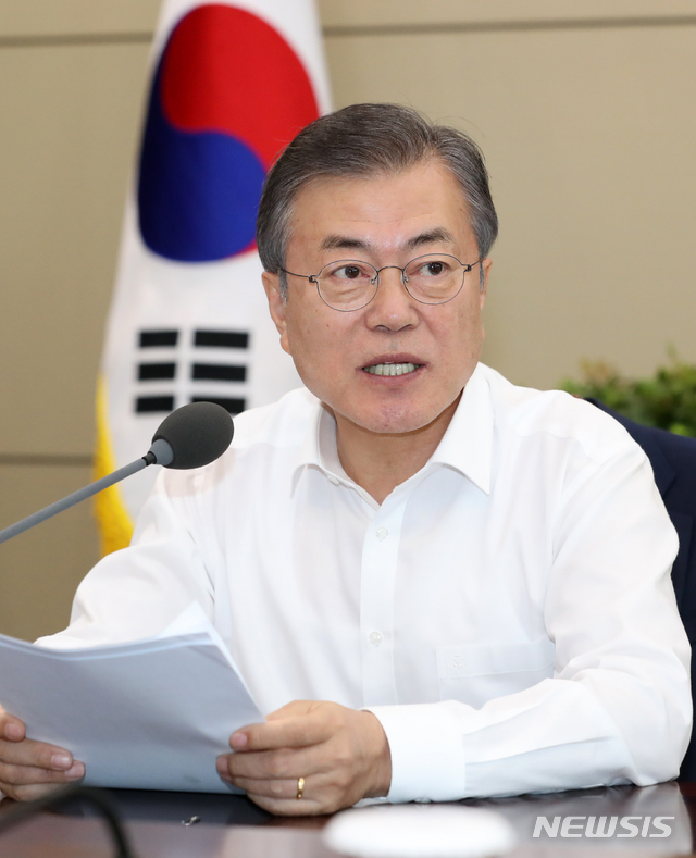 【서울=뉴시스】박진희 기자 = 문재인 대통령이 6일 청와대 여민관에서 열린 수석·보좌관 회의에 참석하여 발언을 하고 있다. 2018.08.06.pak7130@newsis.com