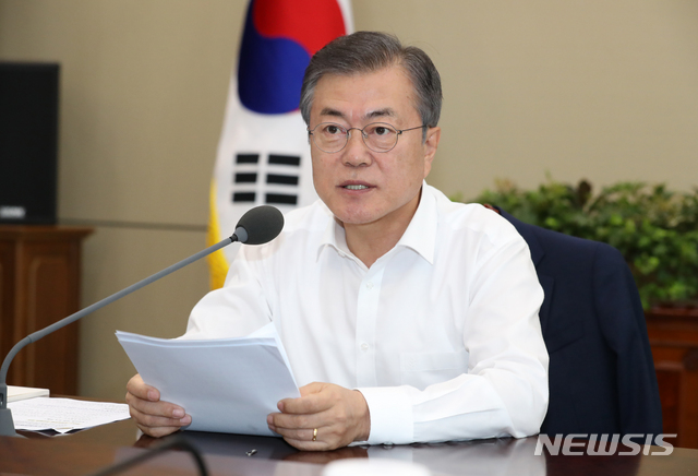 【서울=뉴시스】박진희 기자 = 문재인 대통령이 6일 청와대 여민관에서 열린 수석·보좌관 회의에 참석하여 발언을 하고 있다. 2018.08.06. pak7130@newsis.com