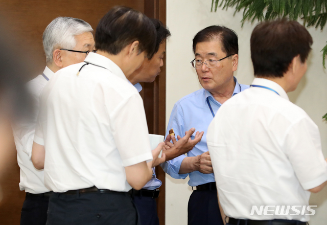 【서울=뉴시스】박진희 기자 = 청와대 정의용 안보실장과 임종석 비서실장이 6일 청와대 여민관에서 열린 수석·보좌관 회의에 앞서 차담을 나누고 있다. 2018.08.06. pak7130@newsis.com