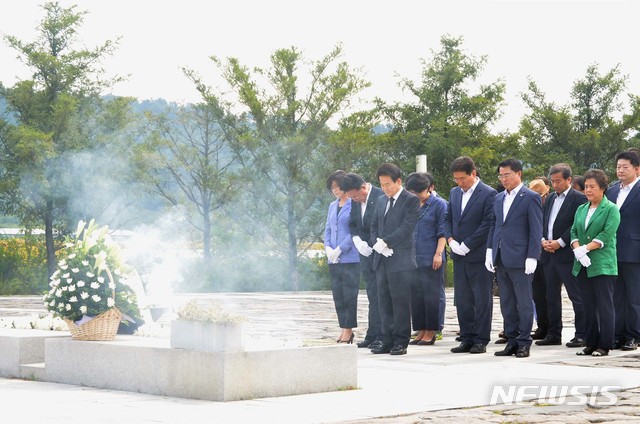 【서울=뉴시스】 6일 오후 민주평화당 정동영 대표와 지도부가 경남 김해 봉하마을 고 노무현 대통령 묘소를 방문, 참배하고 있다. 2018.08.06. (사진=민주평화당 제공) photo@newsis.com