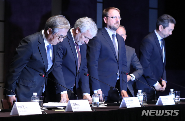 【서울=뉴시스】고승민 기자 = 6일 오후 서울 웨스틴조선호텔에서 열린 BMW코리아 차량 화재사고 관련 긴급 기자회견에서 김효준(왼쪽) BMW그룹 코리아 회장과 요한 에벤비클러(왼쪽 두번째) BMW그룹 품질관리 부문 수석부사장 등 참석자들이 인사를 하고 있다. 이날 기자회견에는 박혜영 BMW그룹 코리아 이사, 김효준 회장, 요한 에벤비클러 BMW그룹 품질관리 부문 수석부사장, 게르하르트 뷀레 글로벌 리콜담당 책임자, 피터 네피셔 디젤 엔진 개발 총괄 책임자, 글렌 슈미트 기업 커뮤니케이션 총괄 책임자가 참석했다. 2018.08.06. kkssmm99@newsis.com