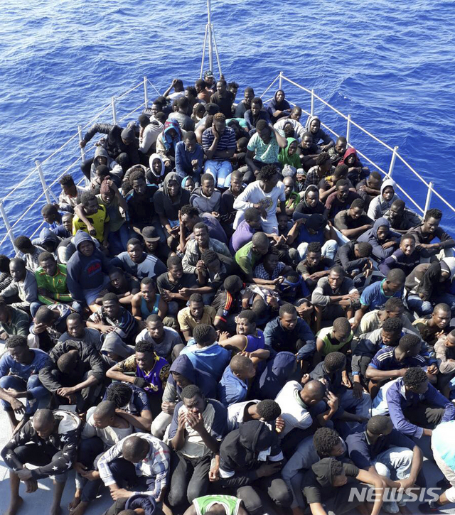 [AP/뉴시스] 자료사진으로 리비아 해안을 떠나 지중해를 헤쳐나가는 유럽행&nbsp; 이주시도자 선박