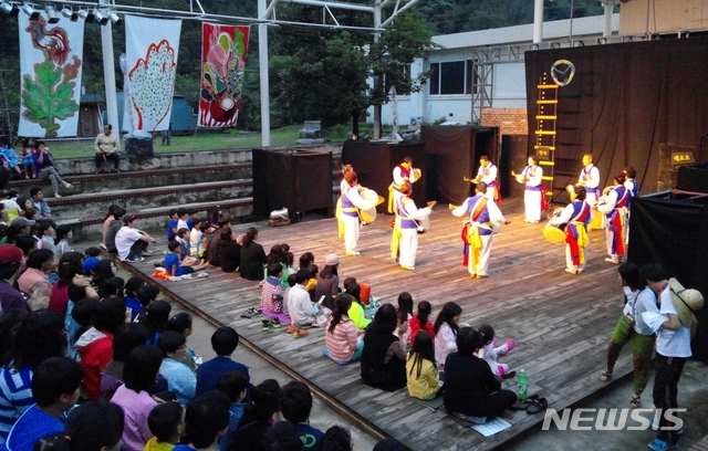 【영동=뉴시스】이성기 기자 = 15회 산골공연예술잔치가 오는 9일부터 11일까지 충북 영동군 용화면 자계리 자계예술촌에서 펼쳐진다. 사진은 지난해 공연 모습이다.2018.08.07(사진=뉴시스 DB) photo@newsis.com