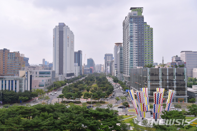 【광주=뉴시스】송창헌 기자 = 광주 상무지구 시청 앞 미관광장 전경. 2018.08.07 (사진=광주시 제공) photo@newsis.com