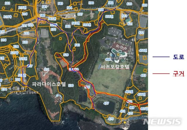 【제주=뉴시스】서미모 등 시민단체는 7일 서귀포칼호텔을 불법 점용한 공공도로 상 건축물 등을 지어 도로법 등을 위반한 혐의로 검찰에 고발했다고 밝혔다. 사진은 호텔이 위치한 지역의 위성사진.&nbsp; 청색 부분은 도로, 붉은색 부분은 공유수면 구거 지역. (사진=시민단체 서미모 제공)&nbsp; 
