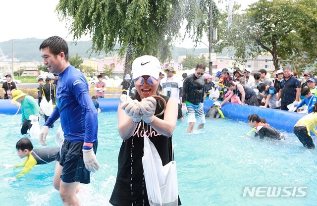  【양평=뉴시스】문영일 기자 = 경기 양평군은 지속되는 폭염 속에서 진행된 '양평물축제·대한민국 빙수페스티벌'이 안전사고 없이 성황리에 종료됐다고 7일 밝혔다. 2019.08.07. (사진=양평군청 제공) photo@newsis.com