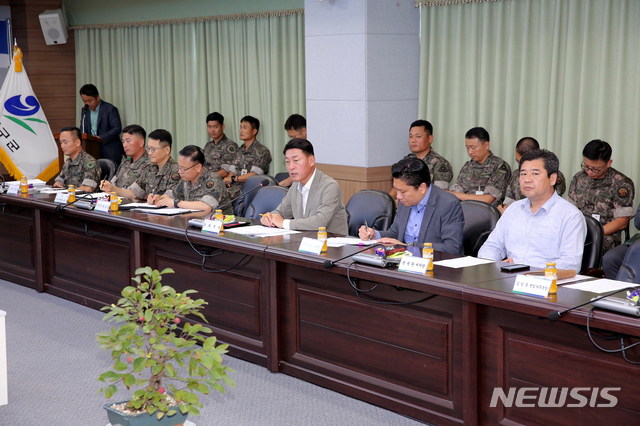 【양구=뉴시스】한윤식 기자 = 강원 양구군 안대리 항공대대 확대 관련 주민간담회가 7일 오전 양구군청 회의실에서 열려 주민의 입장 전달과 문제점 해결 등이 논의됐다. 2018.08.07. ysh@newsis.com