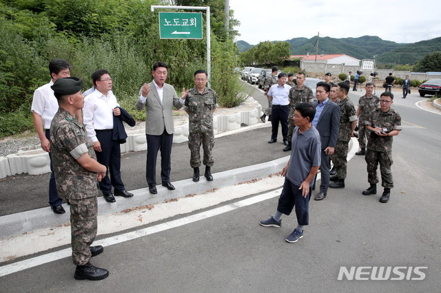 【양구=뉴시스】한윤식 기자 = 황영철 국회의원(자유한국당)이 7일 강원 양구군청에서 열린 안대리 항공대대 확대 주민간담회 후 현장을 방문해 군부대 관계자로 부터 설명을 듣고 있다. 2018.08.07. ysh@newsis.com 