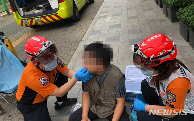 【대구=뉴시스】정창오 기자 = 대구 119구급대원들이 폭염환자를 긴급 구호하고 있는 모습이다. 2018.08.07.(사진=대구소방안전본부 제공)&nbsp; photo@newsis.com