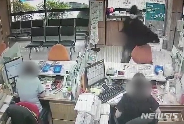 【포항=뉴시스】지난 8월7일 오전 11시48분께 경북 포항시 북구 용흥동 새마을금고 용흥지점에 강도가 침입해 현금 460여만원을 빼앗아 달아났다. 사진은 새마을금고 용흥지점에 침입한 강도의 모습. 2018.08.07.&nbsp; soso@newsis.com
