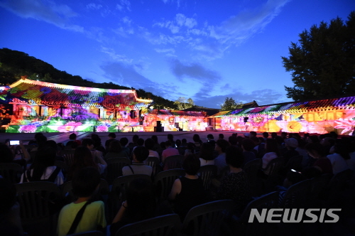 무더운 여름 밤, 수원화성 야경 감상하세요