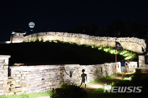 무더운 여름 밤, 수원화성 야경 감상하세요
