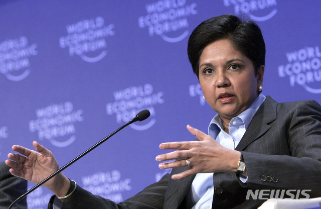 【다보스(스위스)=AP/뉴시스】인드라 누이 펩시콜라 최고경영자(CEO)가 지난 2009년 1월29일 스위스 다보스에서 세계경제포럼(WEF) 세션에 참석, 발언하고 있다. 미국 여성 최고경영자 중 한 명인 누이는 오는 10월 물러나기로 했다. 그녀는 펩시콜라에서 24년 간 일했으며 이중 12년을 최고경영자로 활동했다. 2018.8.7