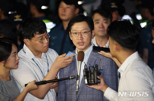 【서울=뉴시스】 김진아 기자 = '드루킹' 일당의 댓글 공작에 연루된 의혹을 받고 있는 김경수 경남도지사가 7일 새벽 서울 서초구 허익범 특검 사무실에 피의자 신분으로 조사를 받은 후 귀가하던 중 취재진의 질문을 받고 있다. 2018.08.07.&nbsp; bluesoda@newsis.com