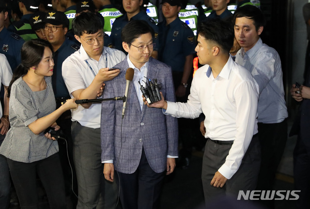 【서울=뉴시스】 김진아 기자 = '드루킹' 일당의 댓글 공작에 연루된 의혹을 받고 있는 김경수 경남도지사가 7일 새벽 서울 서초구 허익범 특검 사무실에 피의자 신분으로 조사를 받은 후 귀가하고 있다. 2018.08.07.&nbsp; bluesoda@newsis.com