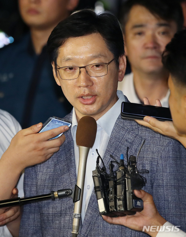 【서울=뉴시스】 김진아 기자 = '드루킹' 일당의 댓글 공작에 연루된 의혹을 받고 있는 김경수 경남도지사가 7일 새벽 서울 서초구 허익범 특검 사무실에 피의자 신분으로 조사를 받은 후 귀가하던 중 취재진의 질문을 받고 있다. 2018.08.07. bluesoda@newsis.com