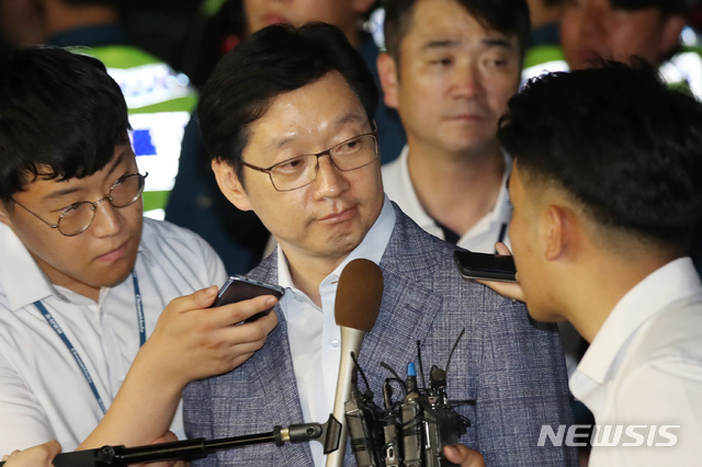 【서울=뉴시스】 김진아 기자 = '드루킹' 일당의 댓글 공작에 연루된 의혹을 받고 있는 김경수 경남도지사가 7일 새벽 서울 서초구 허익범 특검 사무실에 피의자 신분으로 조사를 받은 후 귀가하던 중 취재진의 질문을 받고 있다. 2018.08.07.&nbsp; bluesoda@newsis.com