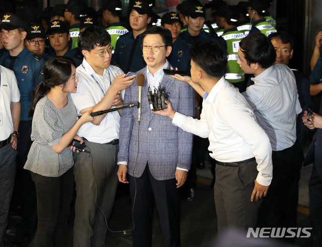 【서울=뉴시스】 김진아 기자 = '드루킹' 일당의 댓글 공작에 연루된 의혹을 받고 있는 김경수 경남도지사가 7일 새벽 서울 서초구 허익범 특검 사무실에 피의자 신분으로 조사를 받은 후 귀가하던 중 취재진의 질문을 받고 있다. 2018.08.07.&nbsp; bluesoda@newsis.com