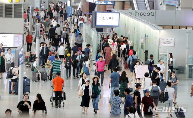 【인천공항=뉴시스】이영환 기자 = 휴가철인 7일 오전 인천국제공항 제1터미널 출국장이 휴가를 떠나는 여행객들로 붐비고 있다. 2018.08.07.&nbsp; 20hwan@newsis.com