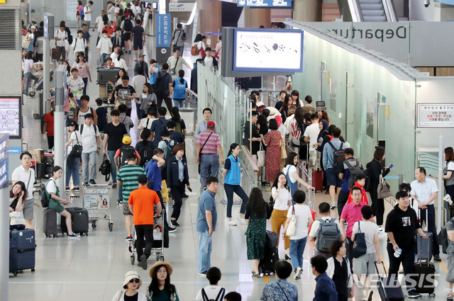 【인천공항=뉴시스】이영환 기자 = 인천국제공항 제1터미널 출국장이 인파로 북적이고 있다. 2018.09.18. 20hwan@newsis.com
